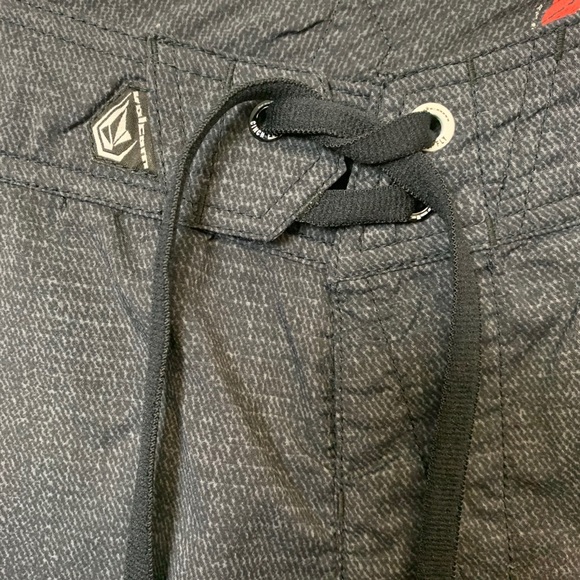 Volcom Shorts Size 28 - Picture 6 of 13